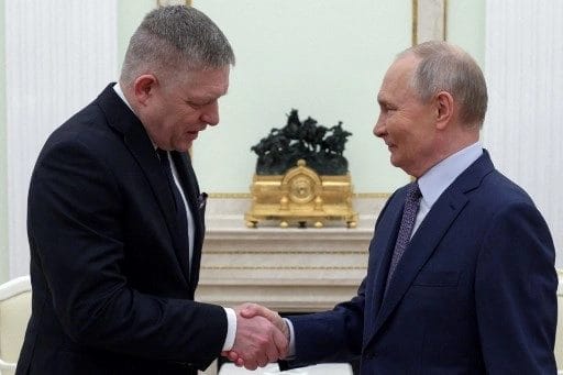 Presidente Putin apertando a mão do primeiro-ministro da Eslováquia, refletindo o estreitamento das relações entre os dois países, em meio às críticas de Zelensky.