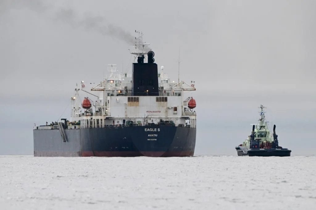 Dois navios no Golfo da Finlândia enquanto autoridades finlandesas investigam suspeita de corte de cabo por petroleiro.