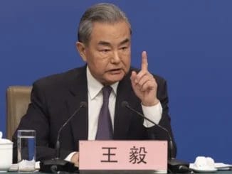 O ministro das Relações Exteriores da China, Wang Yi, responde a perguntas da imprensa durante a sessão do Congresso Nacional do Povo em Pequim, na sexta-feira [Andres Martinez Casares/EPA]. Fonte: Al Jazeera