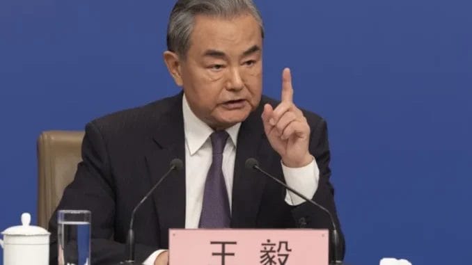 O ministro das Relações Exteriores da China, Wang Yi, responde a perguntas da imprensa durante a sessão do Congresso Nacional do Povo em Pequim, na sexta-feira [Andres Martinez Casares/EPA]. Fonte: Al Jazeera