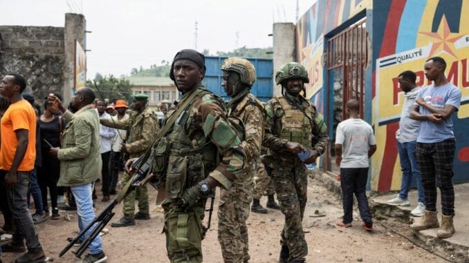 Rebeldes do M23 ficam de guarda durante uma reunião organizada pelo M23 no Stade de l'Unité, após a cidade de Goma ser tomada pelos rebeldes do M23, em Goma, República Democrática do Congo, 6 de fevereiro de 2025. REUTERS/Arlette Bashizi/Foto de arquivo.