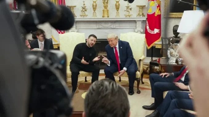 O presidente Donald Trump (à direita) se reúne com o presidente ucraniano Volodymyr Zelensky no Salão Oval da Casa Branca, na sexta-feira, 28 de fevereiro de 2025, em Washington. [Mystyslav Chernov/AP] Fonte: Al Jazeera