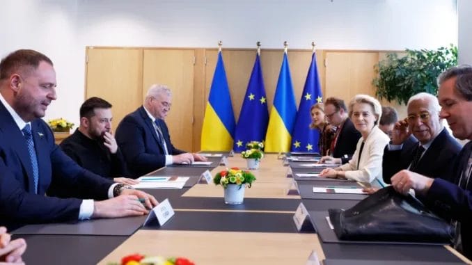 O presidente ucraniano Volodymyr Zelenskyy, segundo da esquerda para a direita, agradece aos líderes europeus pelo apoio contínuo, dizendo que isso significa que a Ucrânia não está "sozinha" em sua luta para repelir a invasão da Rússia [Geert Vanden Wijngaert/AP Photo]. Fonte: Al Jazeera