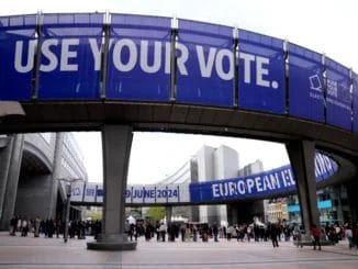 Pessoas aguardam na fila para visitar o Parlamento Europeu durante as celebrações do Dia da Europa em Bruxelas, Bélgica, em 4 de maio de 2024 [Virginia Mayo/AP Photo]. Fonte: Al Jazeera