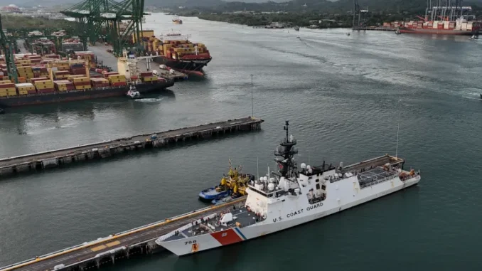 Um navio da Guarda Costeira dos EUA atraca em uma base naval ao longo do Canal do Panamá, na Cidade do Panamá, em 13 de março de 2025 [Matias Delacroix/AP Photo]. Fonte: Al Jazeera