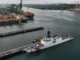 Um navio da Guarda Costeira dos EUA atraca em uma base naval ao longo do Canal do Panamá, na Cidade do Panamá, em 13 de março de 2025 [Matias Delacroix/AP Photo]. Fonte: Al Jazeera