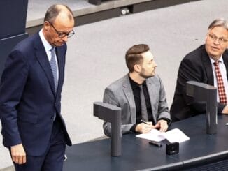 Líder do Partido Democrata Cristão (CDU), Friedrich Merz, participa de uma reunião extraordinária do Bundestag alemão para discutir um fundo de infraestrutura de 500 bilhões de euros e uma reforma das regras de endividamento com o objetivo de modernizar o setor militar e estimular o crescimento econômico, antes da formação de um novo parlamento no final de março, em Berlim, Alemanha, 13 de março de 2025. REUTERS/Liesa Johannssen.