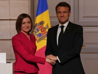 A presidente da Moldávia, Maia Sandu, e o presidente da França, Emmanuel Macron, apertam as mãos após uma declaração conjunta, no Palácio do Eliseu, em Paris, França, 10 de março de 2025. Christophe Ena/Pool via REUTERS.