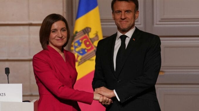 A presidente da Moldávia, Maia Sandu, e o presidente da França, Emmanuel Macron, apertam as mãos após uma declaração conjunta, no Palácio do Eliseu, em Paris, França, 10 de março de 2025. Christophe Ena/Pool via REUTERS.